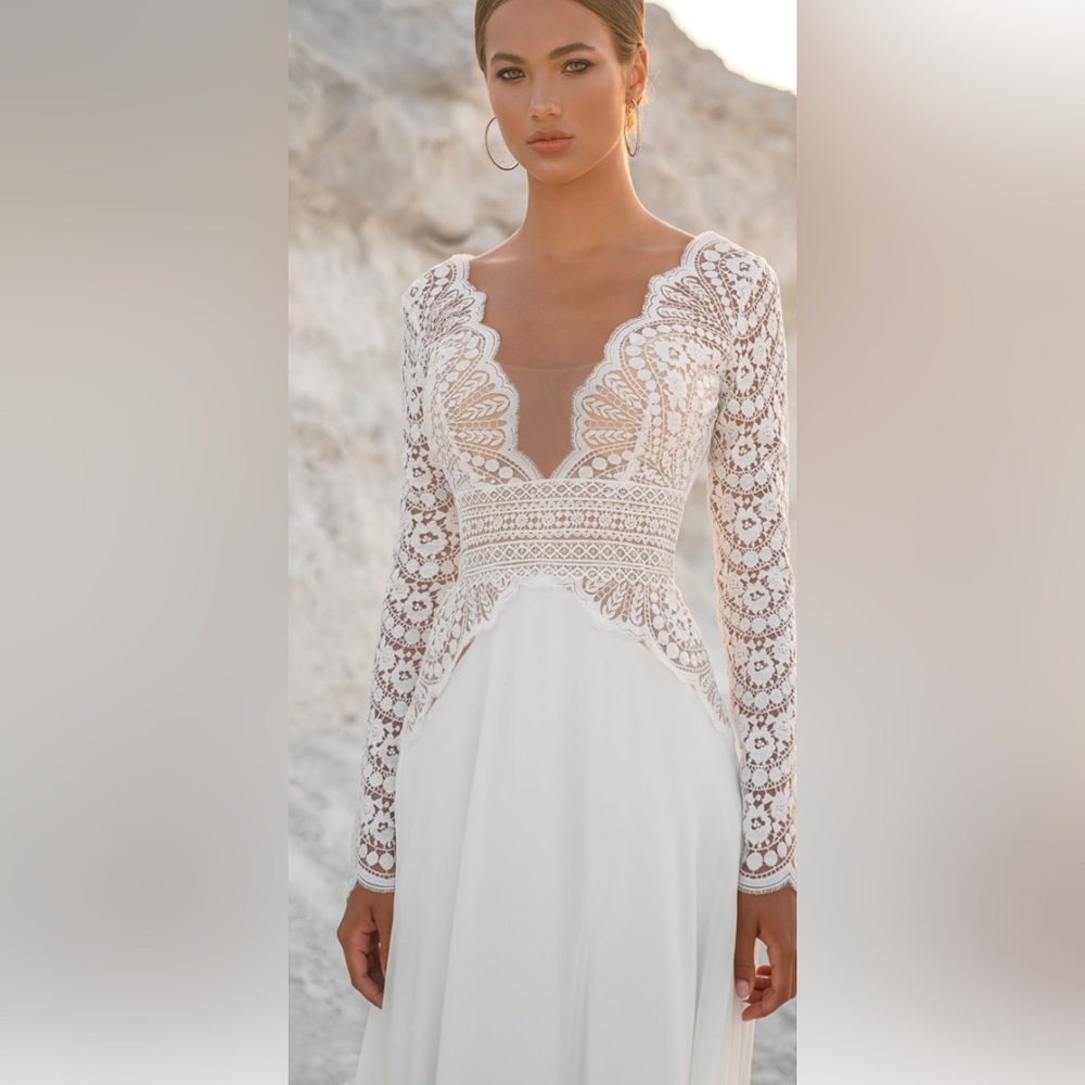 Elegant Lace ivory Dress bodice with ivory chiffon skirt.
Size 14. P739 - Picture 6 of 6